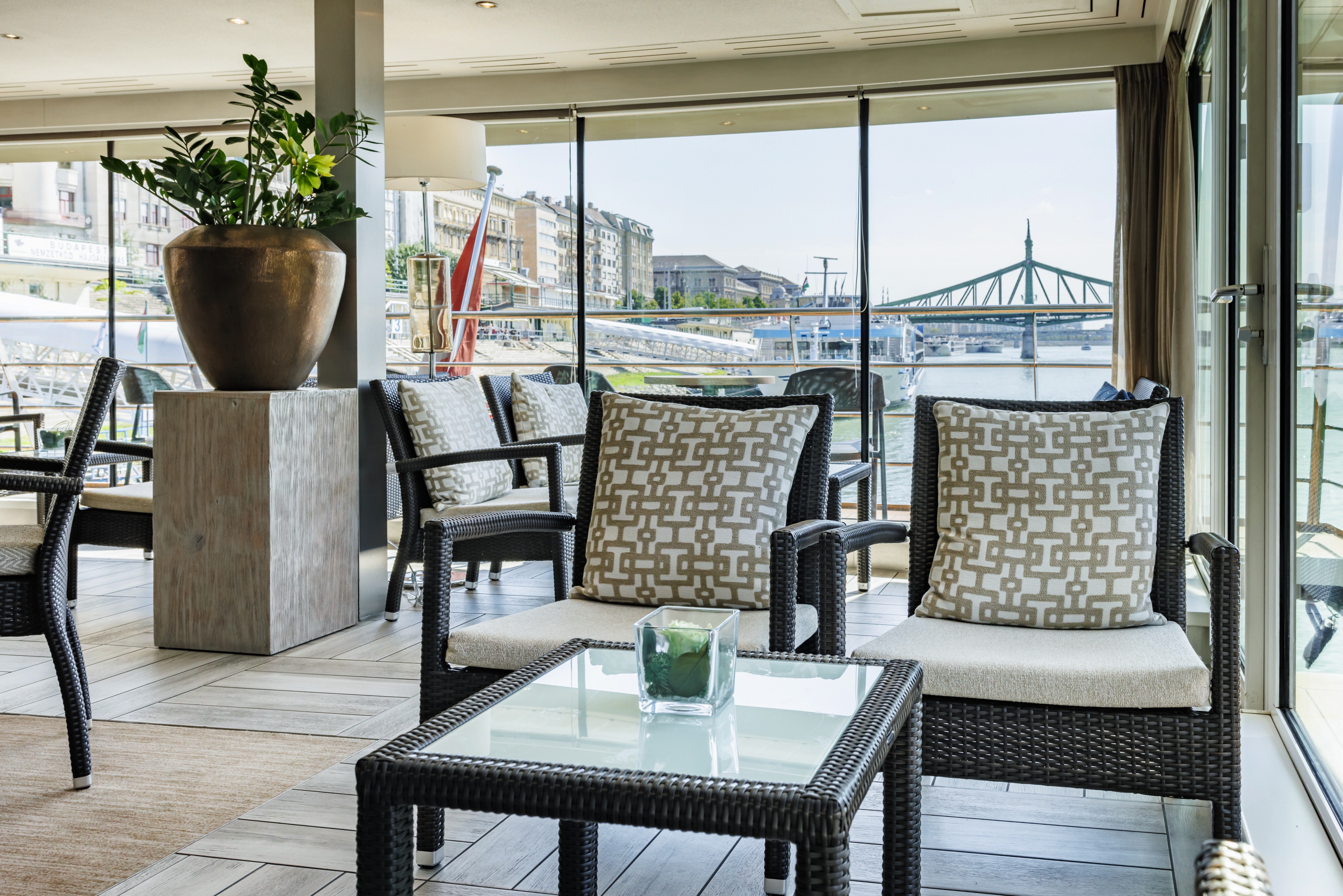 Avalon Illumination - Club Lounge